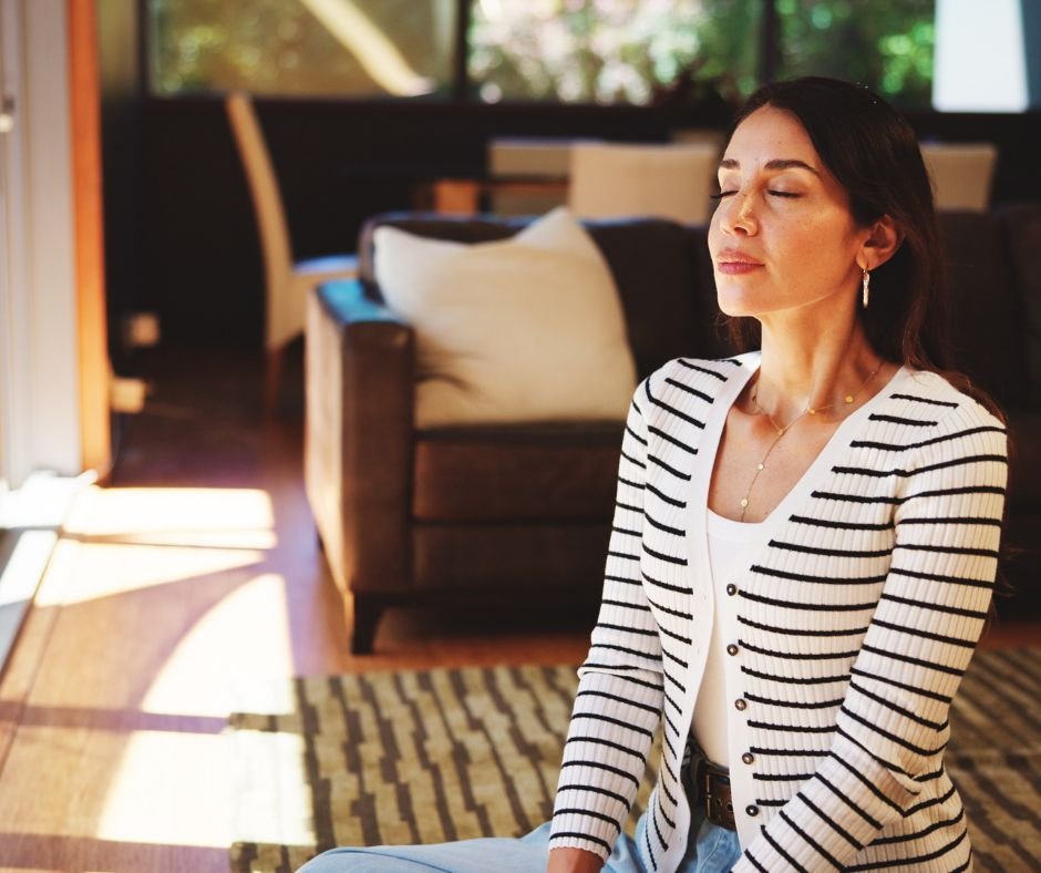 Mujer sentada con ojos cerrados meditando