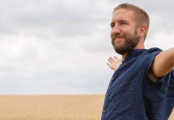 Hombre extendiendo sus brazos en respiración consciente