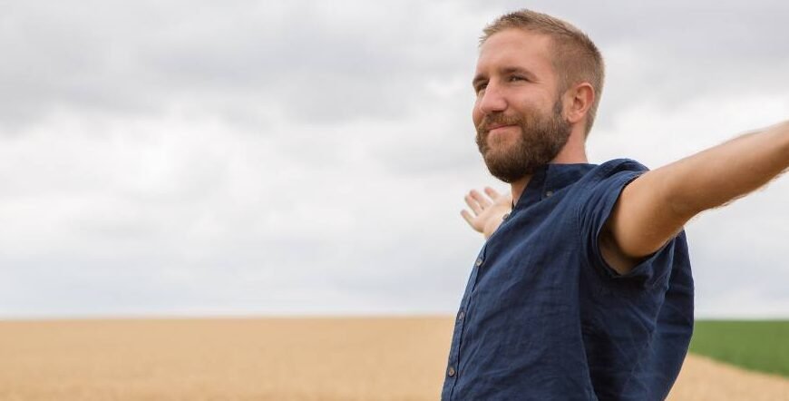 Hombre extendiendo sus brazos en respiración consciente