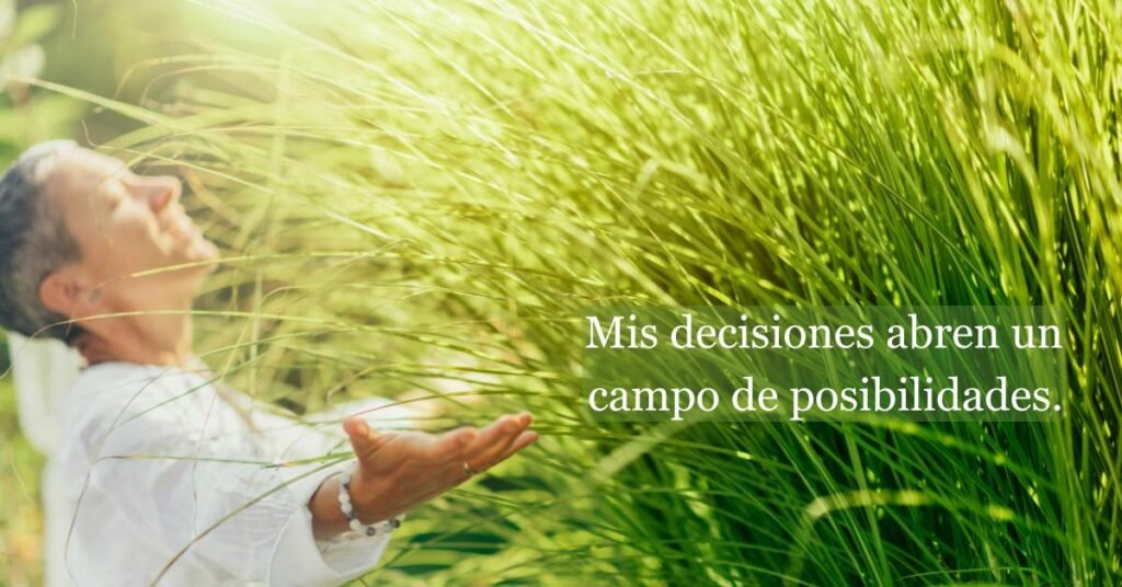 Persona extiende los brazos en un campo con plantas largas