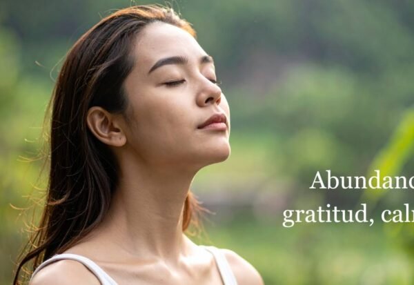 Mujer respirando en un ambiente natural con ojos cerrados.
