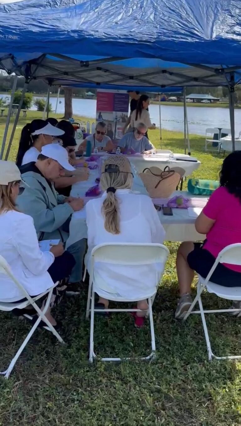 Grupo de personas sentados en un ambiente natural recibiendo un taller.