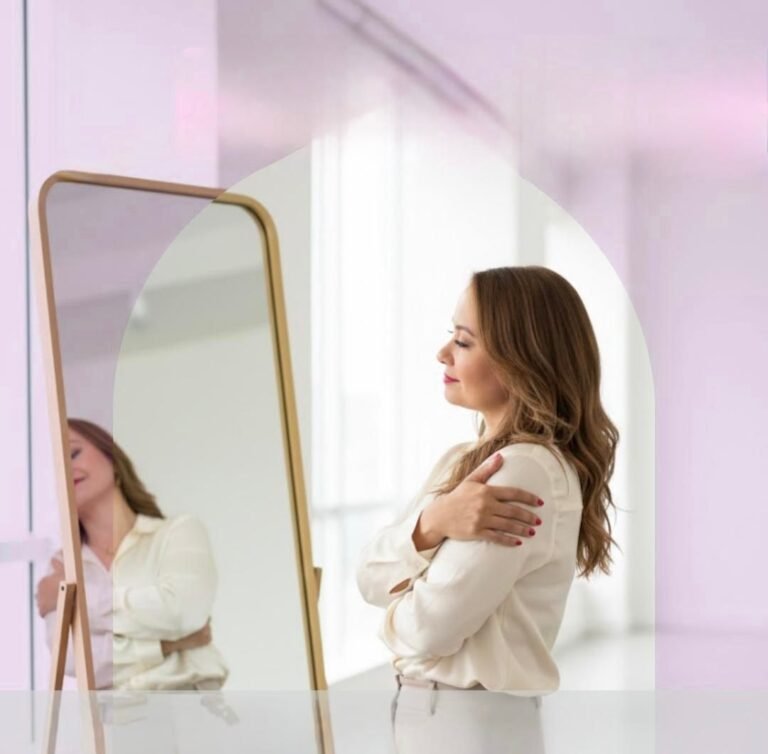 Coach María Isabel frente al espejo en una pose de abrazo