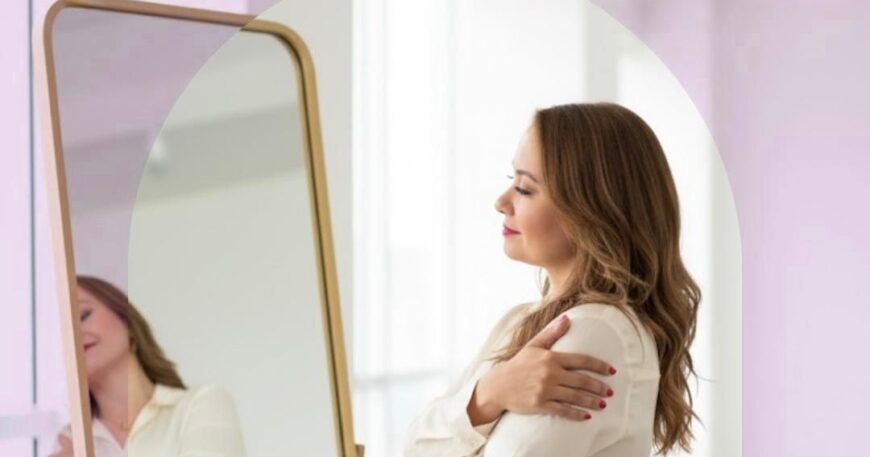 Coach María Isabel frente al espejo en una pose de abrazo