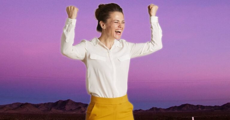 Mujer feliz, alzando los brazos en señal de logro